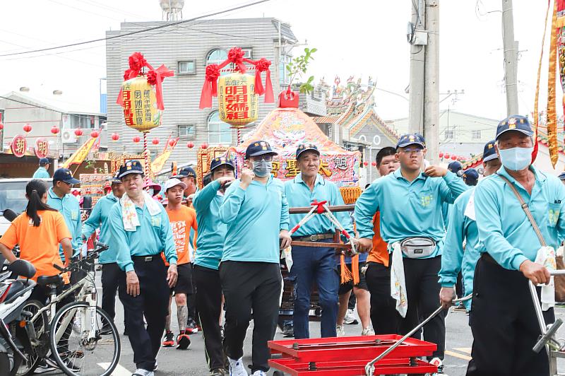 縣長翁章梁和立委蔡易餘恭迎布袋魍港太聖宮媽祖出巡-4