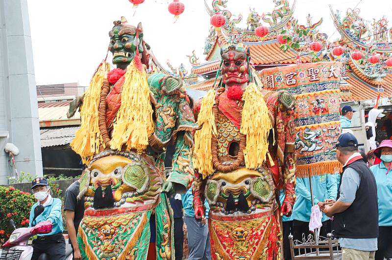 縣長翁章梁和立委蔡易餘恭迎布袋魍港太聖宮媽祖出巡-5