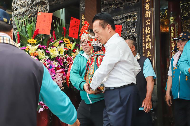 縣長翁章梁和立委蔡易餘恭迎布袋魍港太聖宮媽祖出巡-3