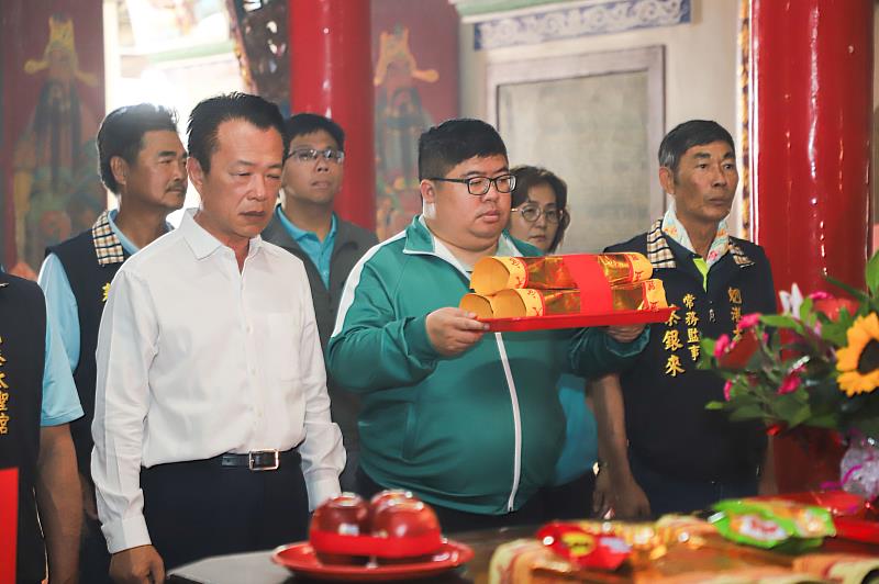 縣長翁章梁和立委蔡易餘恭迎布袋魍港太聖宮媽祖出巡-2