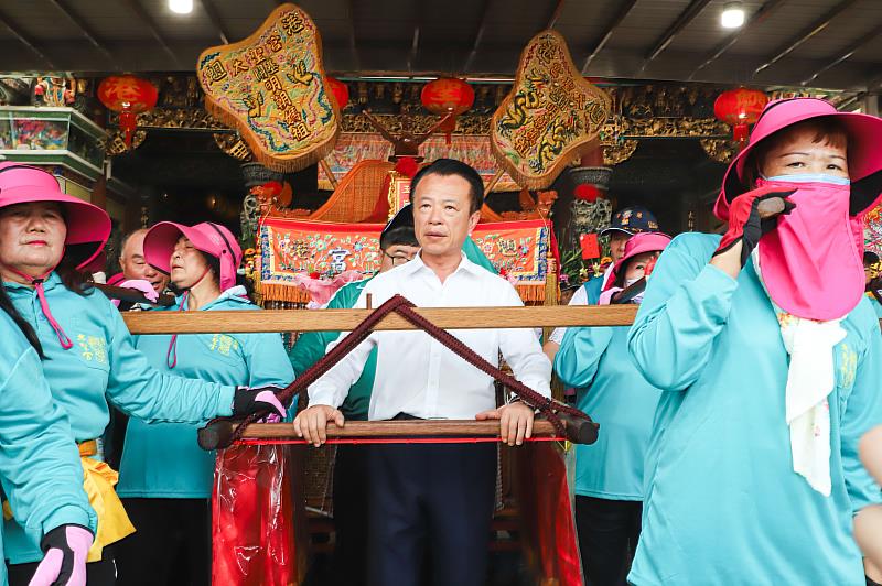 縣長翁章梁和立委蔡易餘恭迎布袋魍港太聖宮媽祖出巡-1