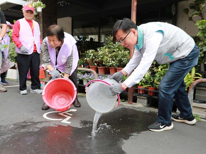 環保局長江盛任示範積水容器巡倒清刷