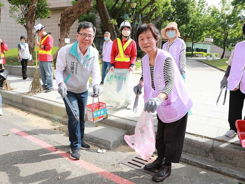 環保局長江盛任與水田里志工隊示範撿菸蒂及垃圾