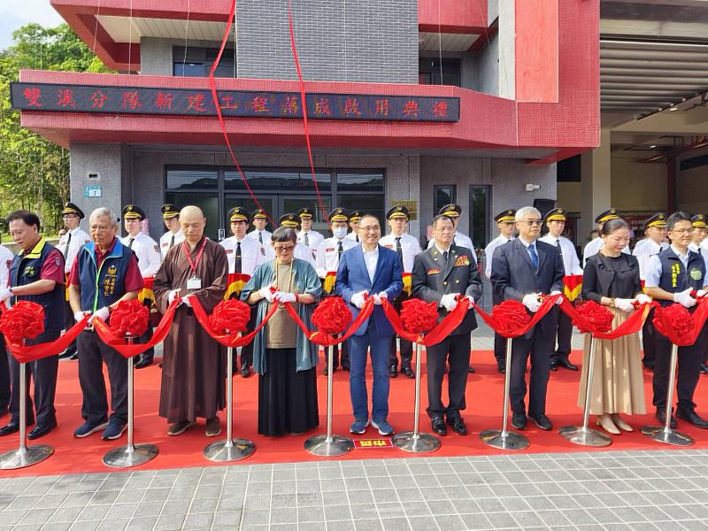 雙溪分隊為地上4層樓的新廳舍，總樓地板面積445坪，總工程費1億549萬2,000元整，其中消防署補助5,000萬元，特別致上感謝之意