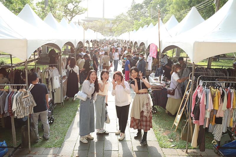 2025開嘉「艸食祭」迎地球日首登嘉義公園 人潮爆滿！ 黃敏惠市長力挺嘉市青創品牌