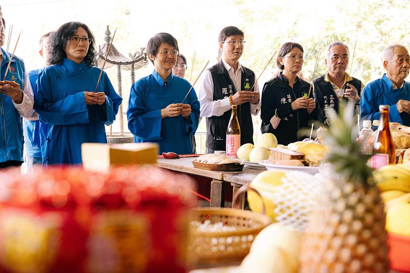 圖3 伯公祭儀：三獻禮（奉香、獻果、獻酒）儀式敬伯公