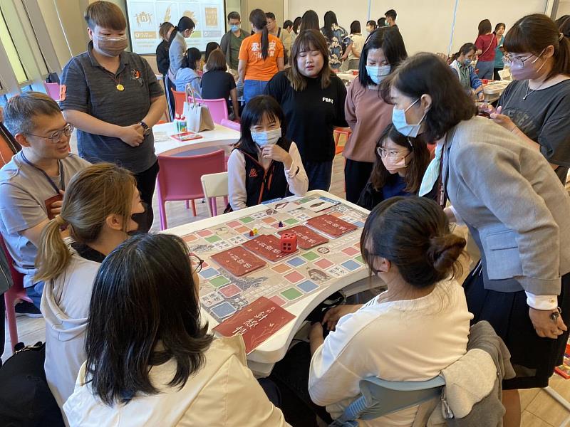 嘉義縣「C」手遊故宮,活化據點照護服務