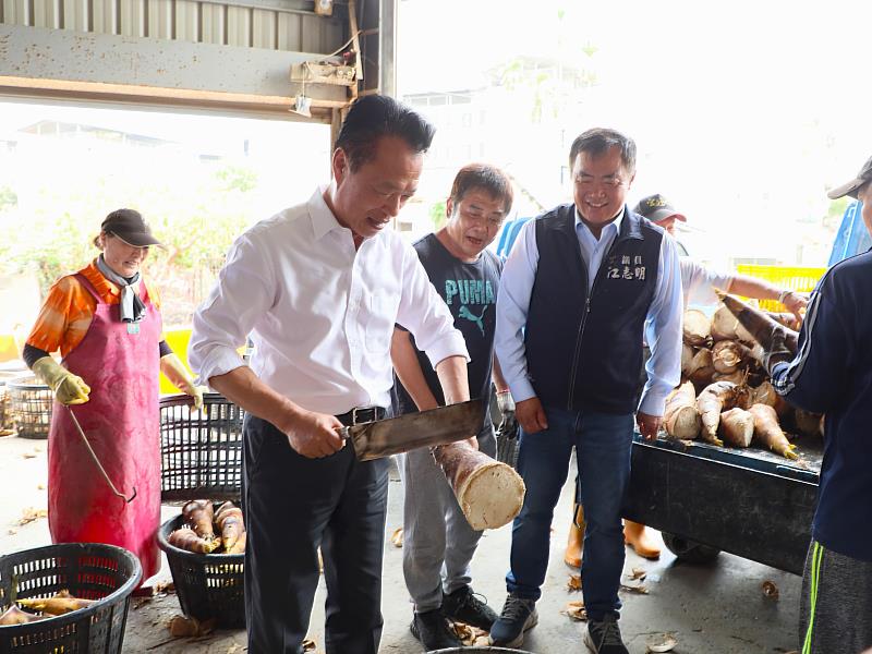 嘉義縣烏殼綠竹筍首批裝櫃出口加拿大，每月穩定供應國際市場