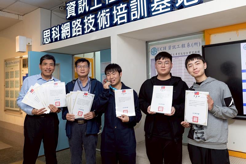左1魯大德院長，左2張木盛老師，右3林宇城選手，右2李紹齊選手，右1盧定宇選手。