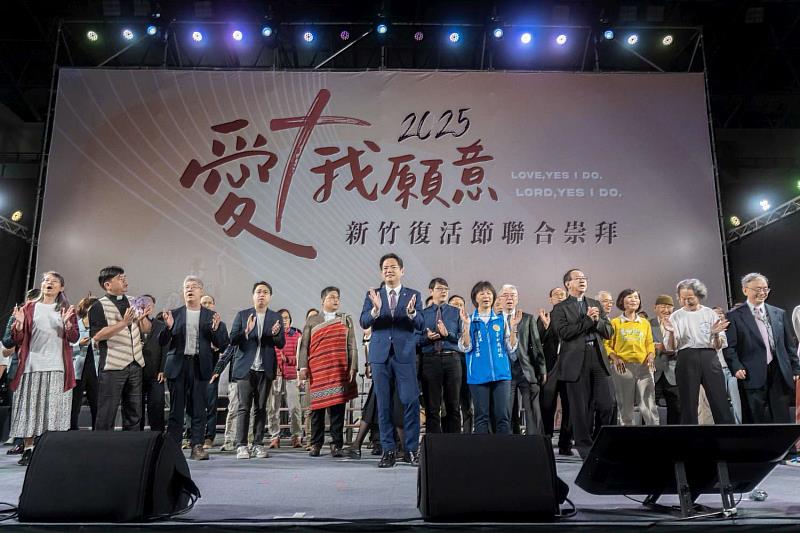 與會貴賓一同共唱歡慶歌曲，為聯合崇拜活動圓滿畫下句點