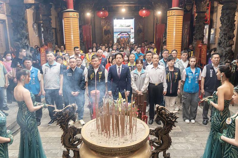代理市長邱臣遠率市府一級長官前往參香祈福