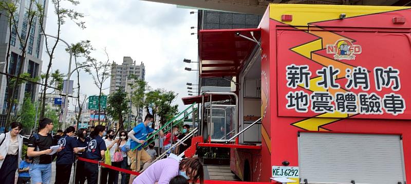 本次活動共安排 9 個攤位，包含目前預約搶手的地震體驗車，讓民眾可以實際感受地震情境，學習趴下、掩護、穩住的抗震保命 3 步驟
