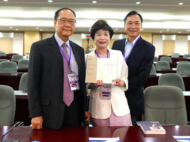 國立清華大學前校長陳文村榮譽講座教授於論壇現場為讀者簽名留念,圖為陳文村教授(左)與莫素娟理事長(中)、南臺科大黃能富校長(右)合影。陳前校長本次於論壇中分享其最新自傳《追求卓越之路——從農村到學術殿堂》,書中不僅細膩剖析台灣高科技產業的發展歷程,更展現其作為台灣資通訊領域先驅及台灣網際網路發展關鍵推手的前瞻性與卓越貢獻。