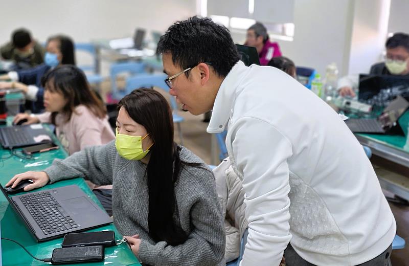 北分署創客基地每年舉辦逾200場活動,涵蓋 AI 應用等多元領域。透過實務導向學習 AI 應用。