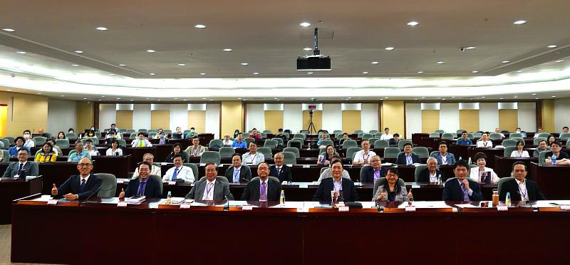 國立清華大學南部校友會與南臺科技大學共同舉辦的「2025高等教育與高科技產業趨勢論壇」,匯聚產、官、學界超過120位重量級人士的盛會,聚焦高等教育與高科技產業的未來發展,為台灣科技發展描繪出前瞻藍圖。