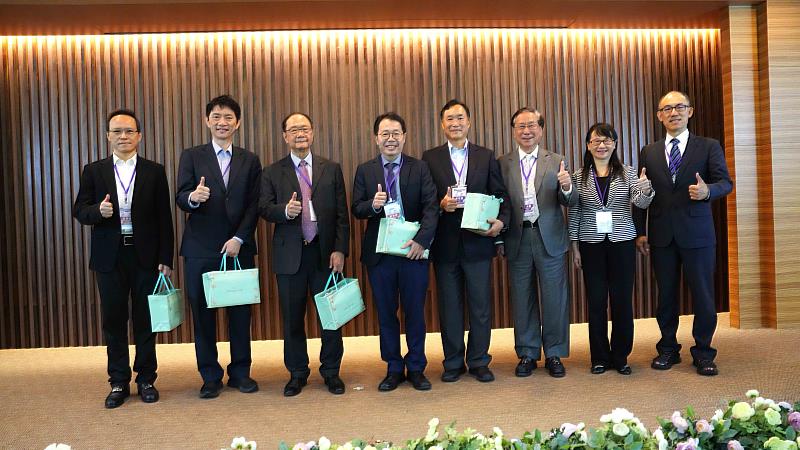 國立清華大學南部校友會與南臺科技大學共同舉辦的「2025高等教育與高科技產業趨勢論壇」,出席貴賓(左至右依序為):工業策進會范俊逸執行長、工業技術研究院電光所張世杰所長、清華前校長陳文村榮譽講座教授、成大學謝孫源國際長、南臺黃能富校長、清華南部校友會王鴻圖創會會長、文藻外語大學莊慧玲校長以及清華大學南部校友會王智立會長,共同出席。