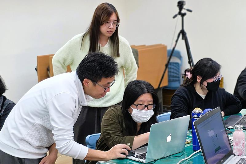 北分署創客基地每年舉辦逾200場活動，涵蓋 AI 應用、物聯網、數位製作等多元領域。活動中講師鍾政信(左)帶領學員透過實務導向學習 AI 應用。