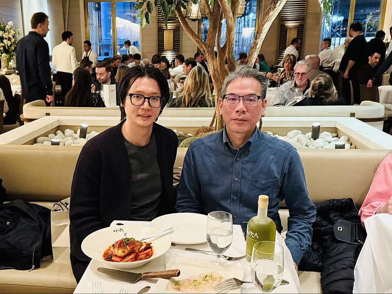 李根在(右)與在紐約已十年的研究生合影