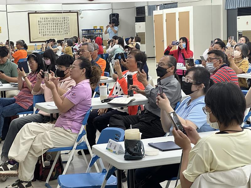學生操作手機進行拍攝