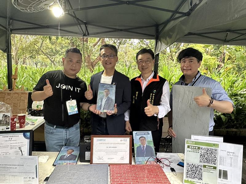 在地球日環境永續展中，台北市副市長張溫德（中左）親臨「在一起永續科技股份有限公司」展區，關心彩繪光電技術與循環再生應用的最新成果。由董事長薛煒立（左一）與產品總監許恩斯（右一）親自介紹技術亮點，並與台灣環境公義暨能源轉型協會理事長黃正聰（中右）共同合影，展現地方政府與產業攜手推動淨零永續、創新未來城市建設的決心。（圖片由在一起永續科技提供）
