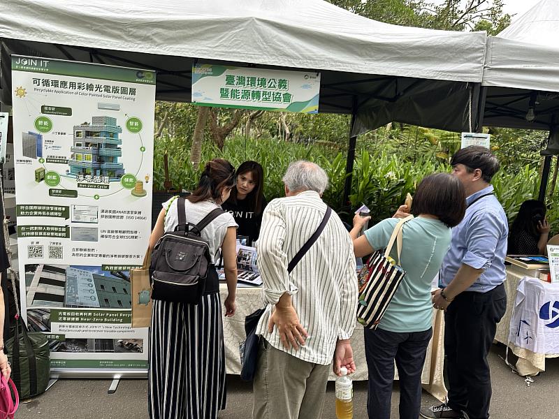 「在一起永續」展出可循環應用彩繪光電板圖層技術，吸引眾多民眾駐足了解。睿田能源總經理李佳蓉（中左）與產品總監許恩斯（中右）現場熱情介紹，說明如何結合建築立面創能、節能與美學設計，實現循環再生與淨零建築目標，展現台灣在綠能轉型與國際永續趨勢中的創新實力。（圖片由在一起永續科技提供）