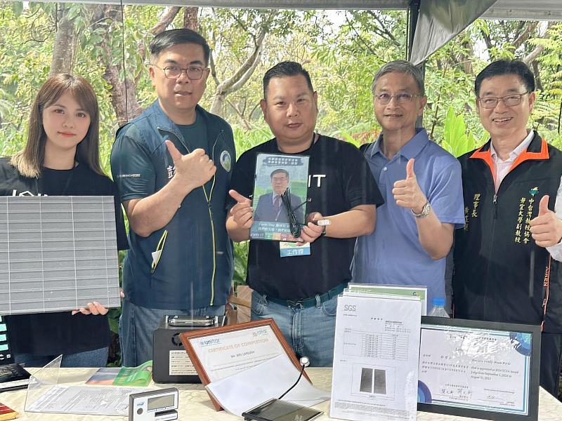 在地球日環境永續展上，環境部部長彭啓明（中左二）與政務次長葉俊宏（中右二）親自蒞臨指導，肯定「可循環彩繪光電技術」對推動淨零城市的貢獻。現場由在一起永續科技股份有限公司董事長薛煒立（中）及睿田能源有限公司總經理李佳蓉（左一）共同展示技術成果，並與台灣環境公義暨能源轉型協會理事長黃正聰（右一）合影留念，展現產官學攜手推動永續未來的堅定決心。（圖片由在一起永續科技提供）