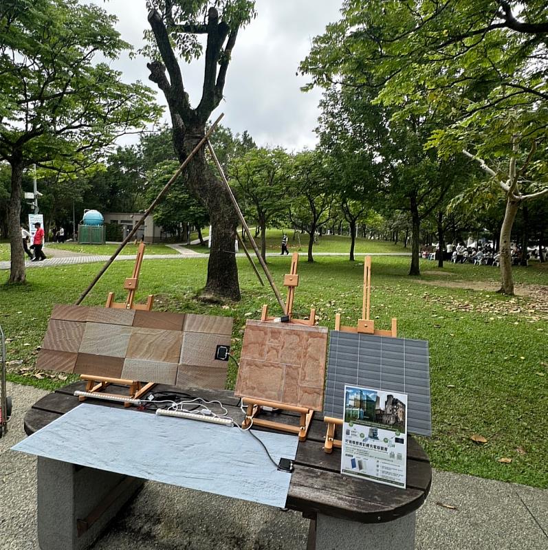 「在一起永續科技股份有限公司」展示多款可循環應用彩繪光電圖層技術成品，結合建築外牆美學與太陽能創能功能，吸引現場民眾關注。這些技術樣品展現出將光電科技無縫融入建築設計的可能性，為實現淨零建築與都市更新注入全新想像與能量。（圖片由在一起永續科技提供）
