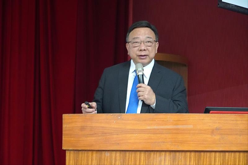 圖/中華大學劉維琪校長親自主持新生說明會,為學生說明校內特色學習與福利政策。