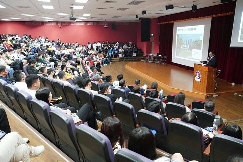 圖／中華大學於4月19日、4月20日於校內及台北舉辦兩場次的「新生說明會」，幫助高中職生了解校園環境及學習資源，現場參與人數踴躍。