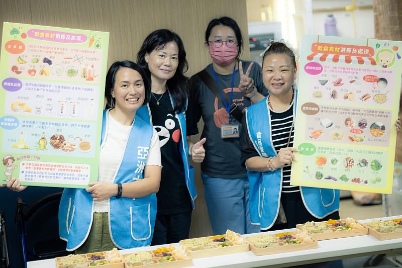 亞大保健系主任李明明(左2)、林慧婷同學(左1),在達觀部落推廣食物分類餐盤,使住民能簡單易懂的學習平日食物分量與營養分配。