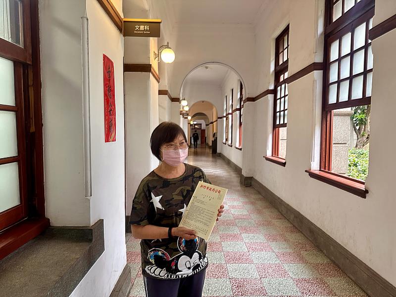 民眾於行政處文書科洽詢並索取公報