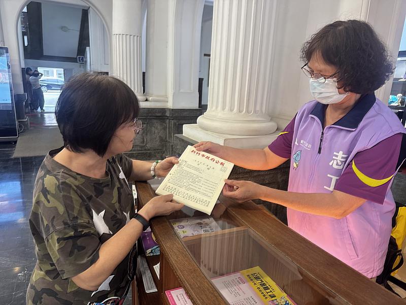 民眾至新竹市政府索取公報