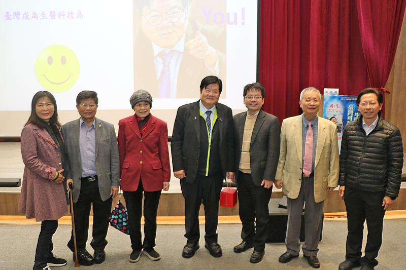 洪明奇校長賢伉儷、王陸海副校長賢伉儷、陳悅生主任秘書、林昭庚獎座教授與余永倫研究生事務處長會場合影。