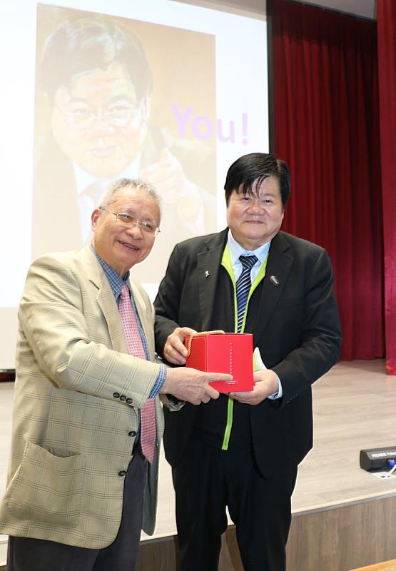 林昭庚講座教授致贈洪明奇校長紀念品。