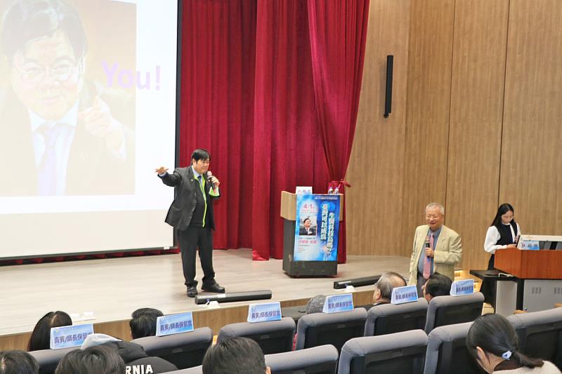洪明奇校長與台下師生互動熱絡，鼓勵全校師生扮演好自己的角色--「志向必高方有成」。