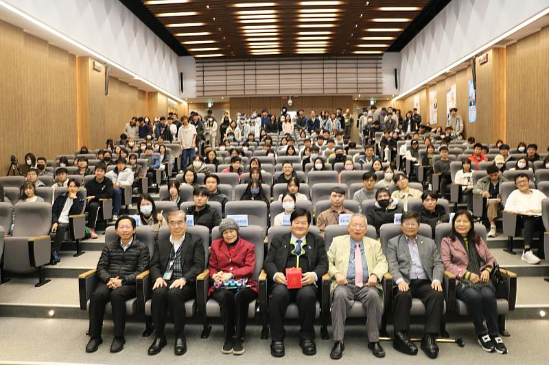 洪明奇校長專題演講會場師生合影。