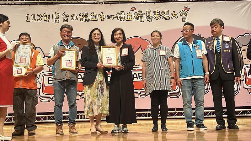 台灣血液基金會執行長王宗曦頒獎給新北市團委會任景昱總幹事