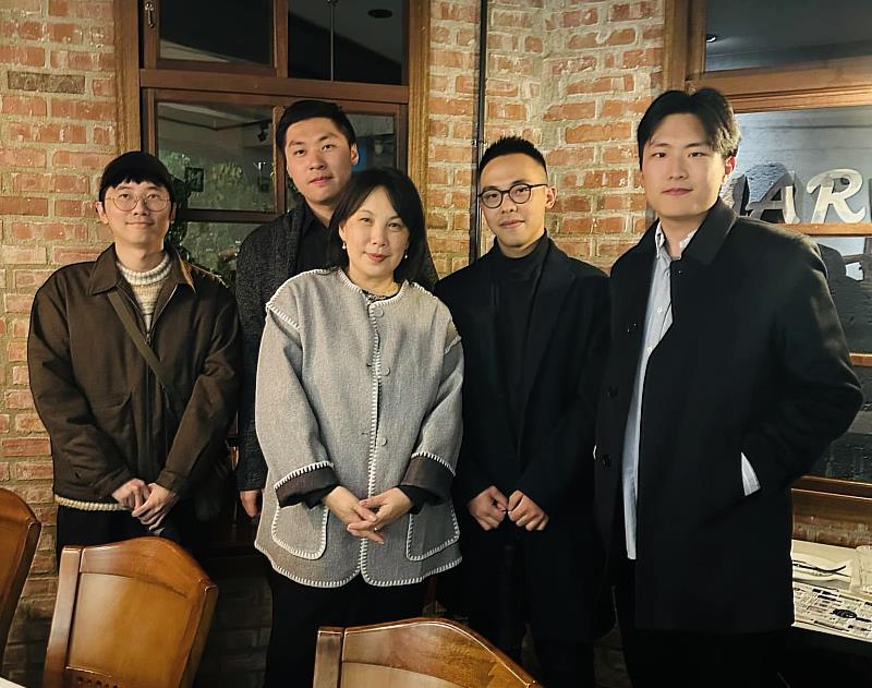建築系林珍瑩教授與今年錄取美國哥倫比亞大學建築研究所的校友合影,從左至右為:李念、蕭冠逸、林珍瑩、吳紀東、查彥廷。(圖/淡江大學提供)