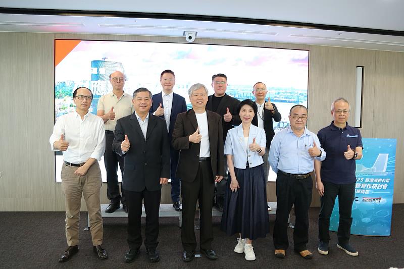 遠傳攜手港務公司於上周五舉辦「2025臺灣港務公司AI應用暨實作研討會」，遠傳總經理井琪(前排右三)、資訊長胡德民(後排右二)、港務公司董事長李賢義(前排左三)、總經理王錦榮(前排左二)出席。