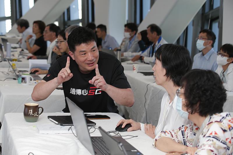 遠傳為港務公司量身打造專屬的Copilot實作體驗營，協助港務公司高階主管群藉由上機實作快速上手，成為新時代的AI推手。