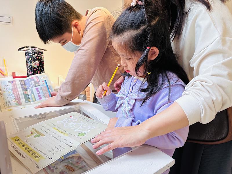新北市眷村文化園區空軍三重一村「屋頂上Roof Gallery」,由親子插畫家Poca策展,透過繪本與多媒材創作,帶領觀眾走進Pocapoca故事村