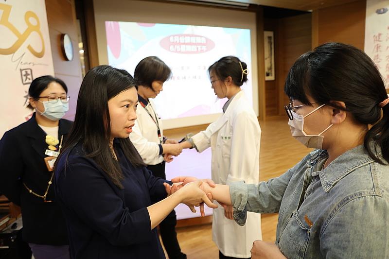 許多媽媽們詢問林淨心治療師媽媽手的預防與舒緩。(吳宛霖攝)