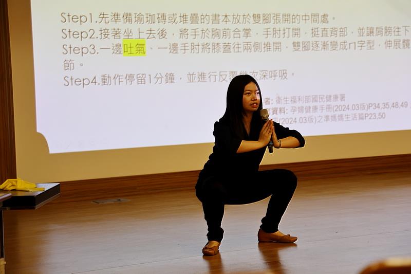 物理治療師林淨心示範訓練骨盆底肌的合掌式的技巧，並強調各種伸展和運動，時間不用太久，但每天持續的練習最有用。(吳宛霖攝)