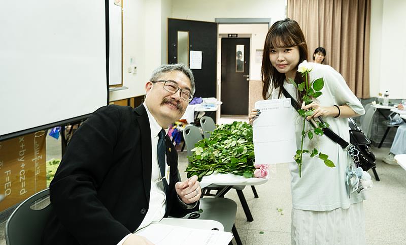 鄒忠毅教授會在期中考那天送玫瑰花，是因為希望學生在關鍵時刻，能手握一朵真實的花，感受科學的美好，也感受到自己被祝福。