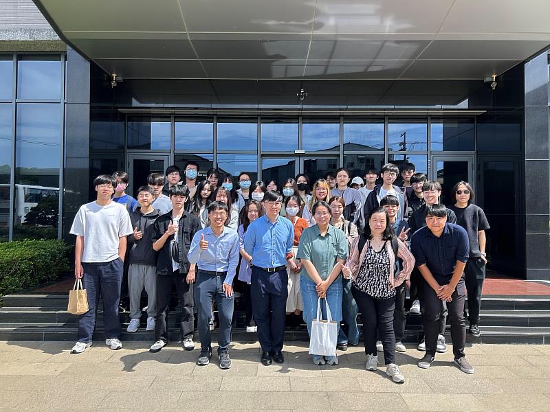 空設系參訪在地建材產業,師生於鉅莊企業公司前合影