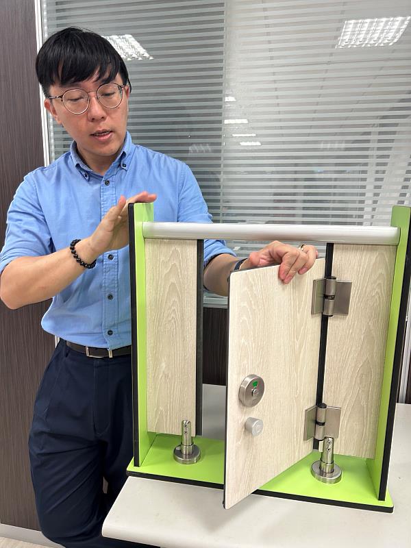 學生們專注聆聽美耐板的製程與應用簡報