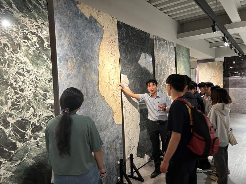 冠軍建材展示中心人員向空設系師生展示樣品