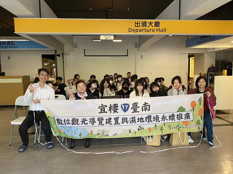 長榮女中進行數位觀光導覽研習,師生於崑大旅遊系合影