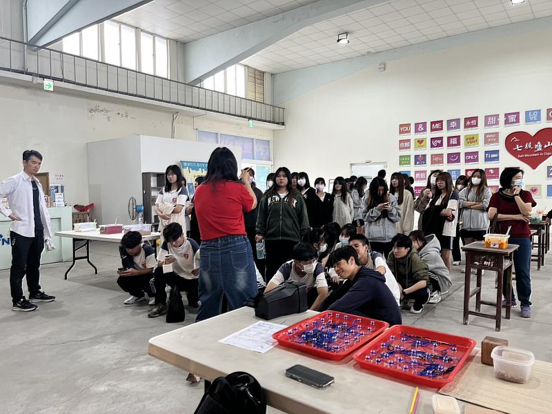 長榮女中至七股區場域進行鹽罐DIY手作
