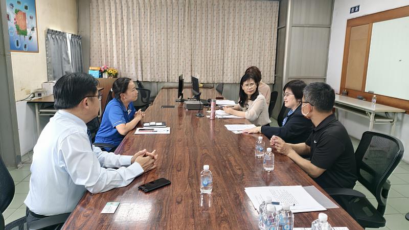南華大學與豐田產業園區合美電機洽談產學合作,相談甚歡。